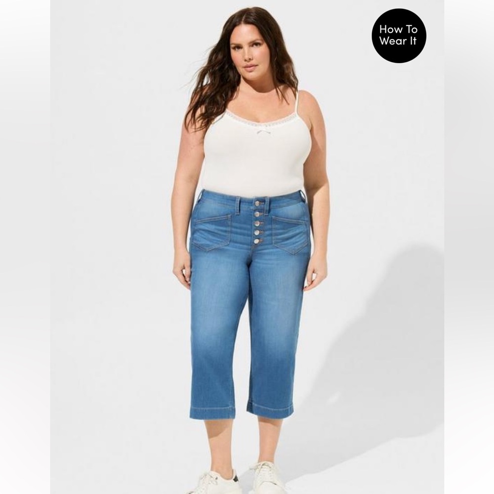 Torrid Crop Wide Leg Light Weight Vintage Stretch High Rise Jeans, size 18